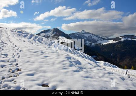 Gipfelkreuz auf dem Regenspitz im Herbst, Hintersee, Salzburg, Österreich, Europa - Summit cross on the Regenspitz in autumn, Hintersee, Salzburg, Austria, Europe Stock Photo