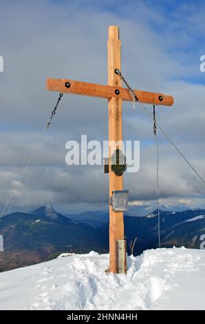 Gipfelkreuz auf dem Regenspitz im Herbst, Hintersee, Salzburg, Österreich, Europa - Summit cross on the Regenspitz in autumn, Hintersee, Salzburg, Austria, Europe Stock Photo