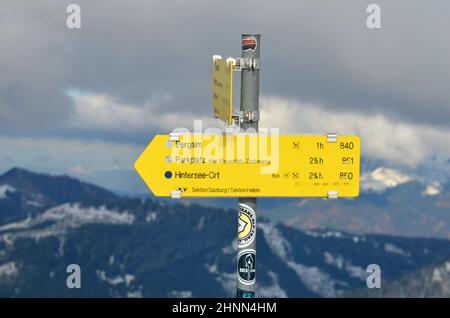 Gipfelkreuz auf dem Regenspitz im Herbst, Hintersee, Salzburg, Österreich, Europa - Summit cross on the Regenspitz in autumn, Hintersee, Salzburg, Austria, Europe Stock Photo