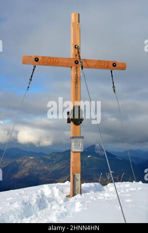 Gipfelkreuz auf dem Regenspitz im Herbst, Hintersee, Salzburg, Österreich, Europa - Summit cross on the Regenspitz in autumn, Hintersee, Salzburg, Austria, Europe Stock Photo