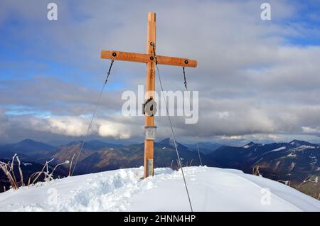 Gipfelkreuz auf dem Regenspitz im Herbst, Hintersee, Salzburg, Österreich, Europa - Summit cross on the Regenspitz in autumn, Hintersee, Salzburg, Austria, Europe Stock Photo