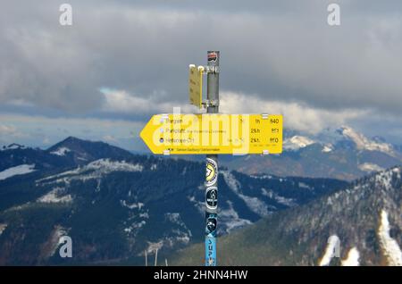 Gipfelkreuz auf dem Regenspitz im Herbst, Hintersee, Salzburg, Österreich, Europa - Summit cross on the Regenspitz in autumn, Hintersee, Salzburg, Austria, Europe Stock Photo