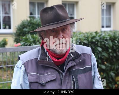 Künstler Gunter Demnig bei der Verlegung von neuen Stolpersteinen in ...