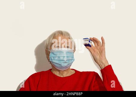 Using Pulse Oximeter at Home to Test Oxygen Level in Blood Stock Photo