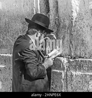 Orthodox jewish man prays at the Western Wall Stock Photo