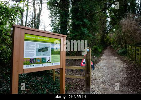 Wendover, UK. 9th February, 2022. A footpath leads to Bacombe Hill from Ellesborough Road. Bacombe Hill is part of a 76.4 hectare biological Site of Special Scientific Interest in Buckinghamshire. Credit: Mark Kerrison/Alamy Live News Stock Photo