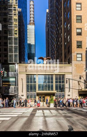 people hurry in early morning to their offices and  pass the famous grand central market at grand central station  downtown Manhattan Stock Photo