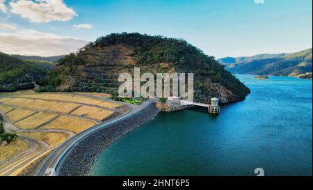 The Lake Eildon dam wall and the hydroelectric station at the town of ...