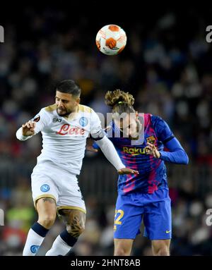 Barcelona,Spain.17 February,2022.  (24) Lorenzo Insigne of Napoli (left)  challenges Óscar Mingueza (22) of FC Barcelona during the Europa League match between FC Barcelona and SSC Napoli at Camp Nou Stadium. Credit: rosdemora/Alamy Live News Stock Photo