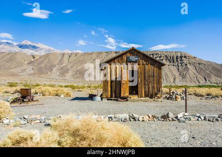 Jailhouse of Ballarat, a ghost town in Inyo County, California that was founded in 1896 as a supply point for the mines in the canyons of the Panamint Stock Photo