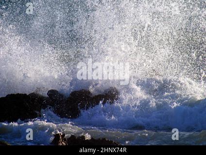 WAVES CRASHING OVER ROCKY COASTLINE NEAR BYRON BAY, NEW SOUTH WALES COASTLINE, AUSTRALIA. Stock Photo