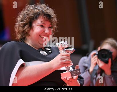 16 February 2022, Berlin: German-Turkish actress Meltem Kaptan poses with the Silver Bear for Best Actress in a Leading Role for her role in the film 'Rabiye Kurnaz vs George W Bush' after the Berlinale 2022 awards ceremony on the red carpet at the Berlinale Palace. The 72nd International Film Festival will take place in Berlin from Feb. 10-20, 2022. Photo: Jens Kalaene/dpa-Zentralbild/ZB Stock Photo