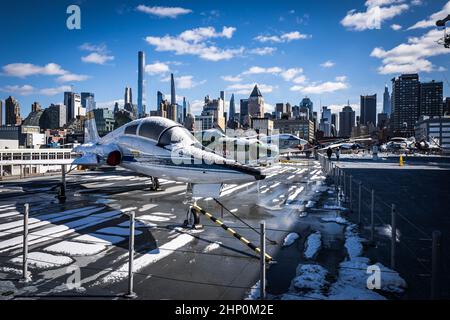 View of a Northrop T-38 Talon trainer on the flight deck of USS Intrepid Sea, Air and Space Museum in front of the Manhattan skyline, New York,  USA Stock Photo