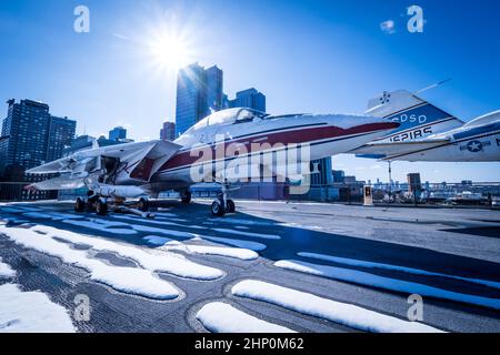 View of a F-14 Tomcat fighter jet on the flight deck of USS Intrepid Sea, Air and Space Museum in front of the Manhattan skyline, New York, NY, USA Stock Photo