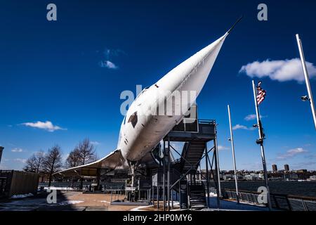 Fantastic view of the British Airways BAC Aérospatiale Concorde exhibit on the Hudson River, Intrepid Sea, Air and Space Museum, New York, NY, USA Stock Photo