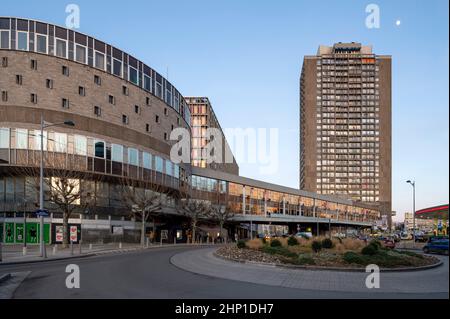 Lüttich, Les Chiroux. Centre Culturel de Liège, nach Plänen der Architekten Jean Poskin und Henri Bonhomme zwischen 1967 und 1970 erbaut Stock Photo