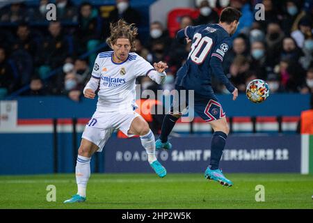 PARIS, FRANCE - FEBRUARY 15: Luka Modric of Real Madrid passes the ball  prior to the Round Of Sixteen Leg One - UEFA Champions League match between  Paris Saint-Germain and Real Madrid