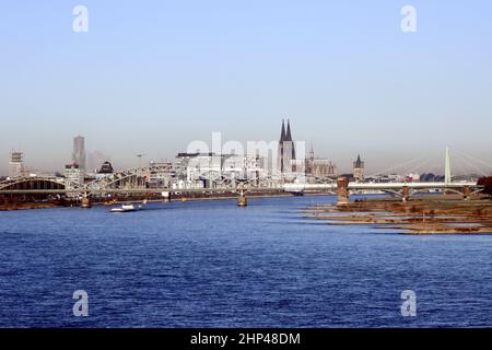 Blick von der Autobahnbrücke Rodenkirchen über den Rhein auf Köln, Nordrhein-Westfalen, Deutschland Stock Photo