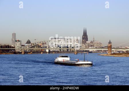 Blick von der Autobahnbrücke Rodenkirchen über den Rhein auf Köln, Nordrhein-Westfalen, Deutschland Stock Photo