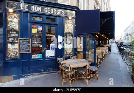 Le Bon Georges is a Parisian bistro, with old storefront, wooden tables and slate menus. 1800 references which make it one of the most exceptional Stock Photo