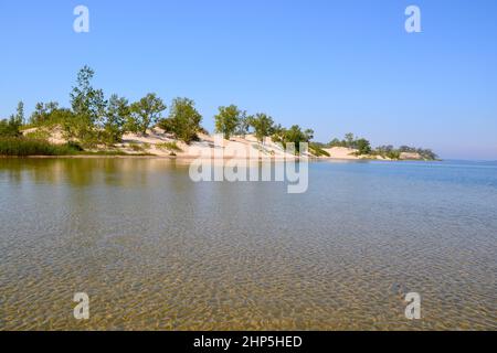 Sand dunes and clear waters along the lakeshore in Prince Edward County Stock Photo