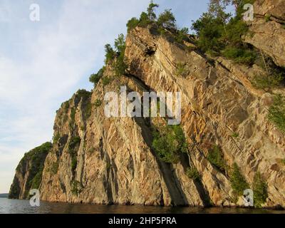 Rugged Mazinaw cliffs in late afternoon at Bon Echo Stock Photo