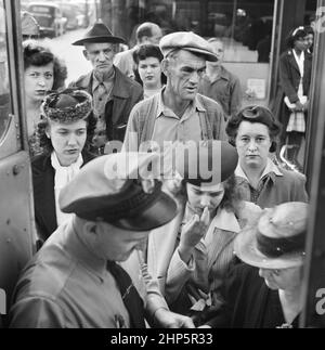 People boarding Greyhound bus at small town between Chicago, Illinois and Cincinnati, Ohio, USA, Esther Bubley, U.S. Office of War Information/U.S. Farm Security Administration, September 1943 Stock Photo