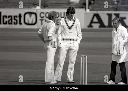 Alan Ward and David Gower (both Leicestershire) have a pitch conference, Surrey against Leicestershire at the Oval, London, England (a John Player Sunday League Match) 7 May 1978.  Umpire is A E G “Dusty” Rhodes. Stock Photo