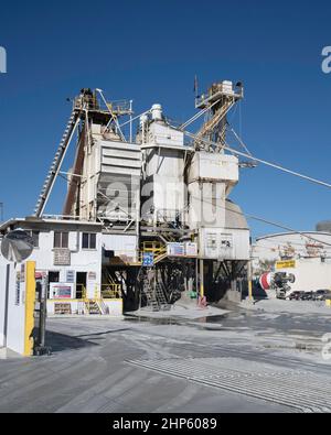 Los Angeles, CA, USA - February 18, 2022: Exterior of CEMEX Hollywood Concrete Plant in Los Angeles, CA. Stock Photo