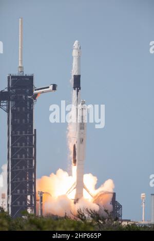 A SpaceX Falcon 9 rocket and Crew Dragon spacecraft lifts off from Launch Complex 39A at NASA’s Kennedy Space Center in Florida on May 30, 2020 Stock Photo