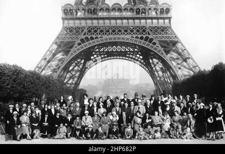 A traveling American Jewish organization poses for a group shot in front of the Eiffel Tower, ca. 1932. Stock Photo
