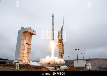 NASA’s Landsat 9 satellite launches on a United Launch Alliance Atlas V 401 rocket from Space Launch Complex 3 at Vandenberg Space Force Station in California on Sept. 27, 2021. Launch time was 2:11 p.m. EDT (11:11 a.m. PDT). The launch is managed by NASA’s Launch Services Program, based at the agency’s Kennedy Space Center in Florida. Landsat 9 will join its sister satellite, Landsat 8, in orbit in collecting images from across the planet every eight days. This calibrated data will continue the Landsat program’s critical role in monitoring the health of Earth and helping people manage essenti Stock Photo