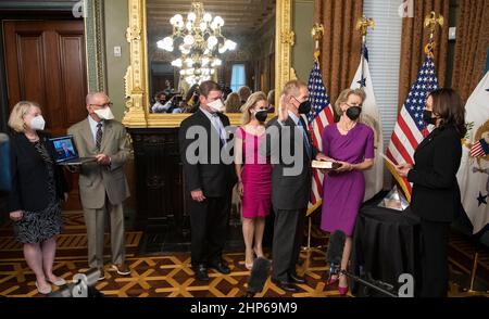 Former Senator Bill Nelson, Is Ceremonially Sworn-in As The 14th Nasa 