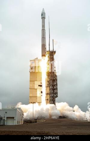 NASA’s Landsat 9 satellite launches on a United Launch Alliance Atlas V 401 rocket from Space Launch Complex 3 at Vandenberg Space Force Station in California on Sept. 27, 2021. Launch time was 2:11 p.m. EDT (11:11 a.m. PDT). The launch is managed by NASA’s Launch Services Program, based at the agency’s Kennedy Space Center in Florida. Landsat 9 will join its sister satellite, Landsat 8, in orbit in collecting images from across the planet every eight days. This calibrated data will continue the Landsat program’s critical role in monitoring the health of Earth and helping people manage essenti Stock Photo