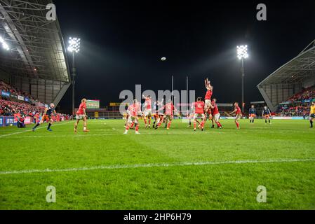 Limerick, Ireland. 18th Feb, 2022. Players in action during the United Rugby Championship Round 12 match between Munster Rugby and Edinburgh Rugby at Thomond Park in Limerick, Ireland on February 18, 2022 (Photo by Andrew Surma/ Credit: Sipa USA/Alamy Live News Stock Photo