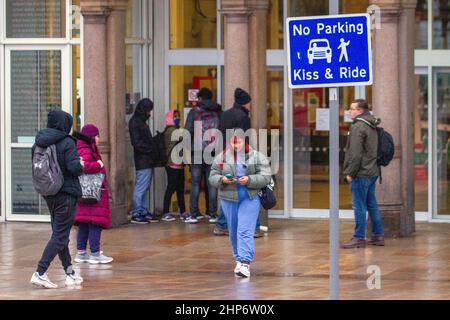 Kiss and Ride passenger signs in Preston, Lancashire.  UK Weather. 19 Feb 2022.  Preston Railway Station is closed owing to storm damage caused by Eunis, creating commuter delays. After severe winds destroyed the station's roof, passengers are being transported to Wigan via cab. Experts from Network Rail engineers are inspecting sections of metal roof panelling are evaluating the damage and planning repairs. With stronger winds expected across the region tomorrow Avanti trains scheduled to stop at Preston railway station have been cancelled.  Credit: MediaWorldImages/AlamyLiveNews Stock Photo