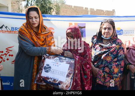 HARNAI-PAKISTAN, Feb 18-2022: Chairperson national commission on the status of women Mrs. Nelofer Bakhtiar distributing blanket among the earthquake effected women in Harnai District. Stock Photo