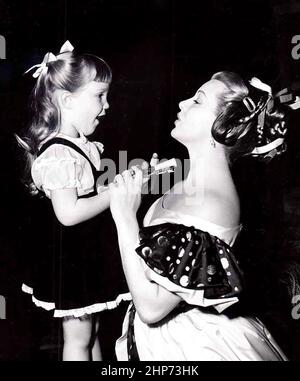 Lana Turner and daughter Cheryl Crane, 1946, on set of Green Dolphin Street Stock Photo
