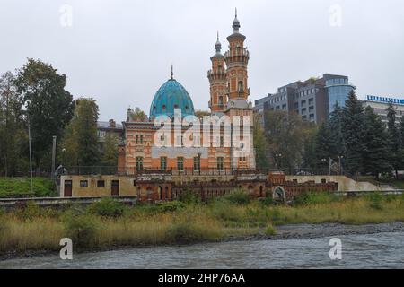 VLADIKAVKAZ, RUSSIA - OCTOBER 01, 2021: Ancient Sunni mosque (Mukhtarov Mosque) in the cityscape on a cloudy October day. North Ossetia Alania Stock Photo