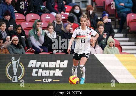 Middlesborough, England, February 17th 2022: Giulia Gwinn (15 Germany) controls the ball (action) during the Arnold Clark Cup football match between Germany and Spain at Riverside Stadium in Middlesborough, England.  Daniela Porcelli /SPP Stock Photo