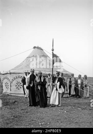 Middle East History: Sir Herbert Samuel's second visit to Transjordan etc. Emir Abdullah with the standard.  Location:  Jordan  ca.  1921 Stock Photo