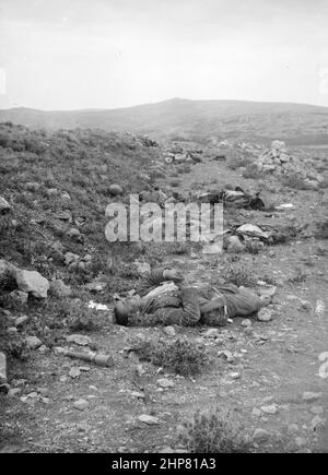 Middle East History: Tell el-Ful battlefield. Dead Turkish soldiers scattered over the battlefield. Location:  West Bank  ca. 1917 Stock Photo