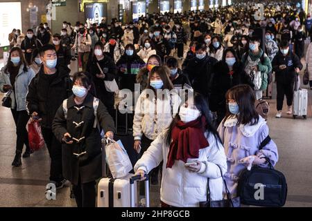 Wuhan, China. 19th Feb, 2022. Passengers wearing face masks as a preventive measure against the spread of coronavirus arrive at Hankou Railway Station. The number of travelers reaches a peak as college students are returning to school after winter vocation. (Photo by Ren Yong/SOPA Images/Sipa USA) Credit: Sipa USA/Alamy Live News Stock Photo