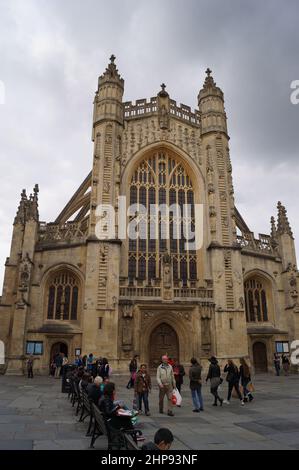 Bath, Somerset (UK): people walking in front of the facade of Bath Abbey Stock Photo