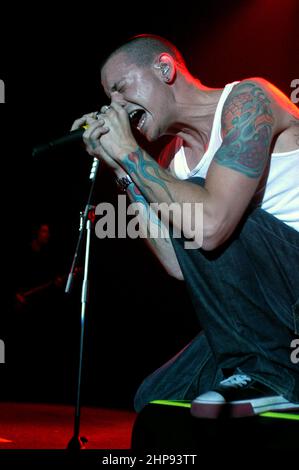 Milan Italy 2002-02-23 :Live concert by the American band Linkin Park at the Alcatraz nightclub,the singer Chester Bennington during the concert Stock Photo