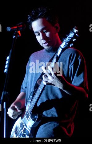 Milan Italy 2002-02-23 : Live concert by the American band Linkin Park at the Alcatraz nightclub,the singer and guitarist Mike Shinoda during the concert Stock Photo