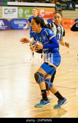 Malaga, Spain. 19th Feb, 2022. Sara Gil seen in action during the Liga Guerreras Iberdrola 2021/2022 match between Balonmano Malaga Costa del Sol and Super Amara Bera Bera at Ciudad Deportiva Carranque in Malaga. Final Score Malaga Costa del Sol 27:23 Super Amara Bera Bera. Credit: SOPA Images Limited/Alamy Live News Stock Photo