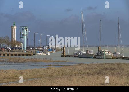 Bateau de pêche artisanale dans le port du Hourdel en baie de Somme Stock Photo