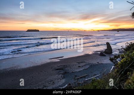 Waves roll on to the beach near Mosquito Creek as the sun sets on the Olympic Coast of Washington, USA. Stock Photo