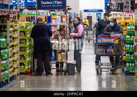 Food sample station at a Sam's Club warehouse store where customers wear face masks due to the COVID-19 pandemic. (USA) Stock Photo